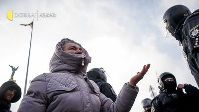 У центрі Києва поліція почала відтісняти з проїжджої частини учасників акції "SaveFOP" У центрі Києва поліція почала відтісняти з проїжджої частини учасників акції "SaveFOP"
