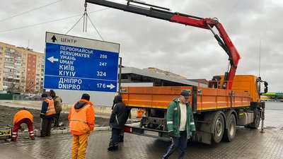 На Кіровоградщині на свої місця повертають дорожні вказівники та знаки