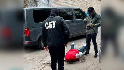 Знімали замовні сюжети для російських пропагандистів: у Миколаєві жінку та її сина підозрюють у державній зраді