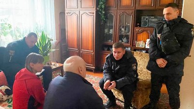 Вимагав 20 тисяч доларів на операцію: у Чернігові 85-річний пенсіонер затримав підозрюваного в шахрайстві Вимагав 20 тисяч доларів на операцію: у Чернігові 85-річний пенсіонер затримав підозрюваного в шахрайстві