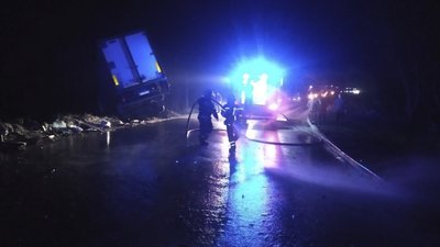 Біля Суботців на Кіровоградщині зіштовхнулись дві вантажівки. Водія деблокували рятувальники
