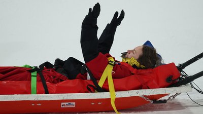 Кессі Шарп виносять на ношах після падіння у кваліфікації хафпайпу