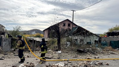 Пожежники біля зруйнованих війною будинків у Святогірську