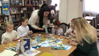 Херсонські школярі підготували різдвяні листівки захисникам України Херсонські школярі підготували різдвяні листівки захисникам України
