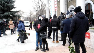 У Запоріжжі попрощалися з лікаркою, яка загинула під час пожежі в інфекційній лікарні У Запоріжжі попрощалися з лікаркою, яка загинула під час пожежі в інфекційній лікарні