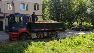 У Полтаві на дитячих майданчиках оновлюють пісок У Полтаві на дитячих майданчиках оновлюють пісок