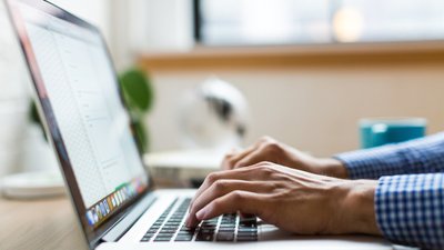 У Києві вчитель вкрав 19 шкільних ноутбуків на понад 60 тисяч гривень