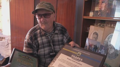 90-річний Сергій Вознюк з Вінниччини плете маскувальні сітки для захисників України 90-річний Сергій Вознюк з Вінниччини плете маскувальні сітки для захисників України
