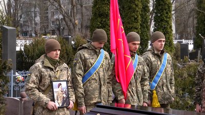 У Житомирі попрощалися з двома десантниками – Артемом Пастовенським і Максимом Богдановичем У Житомирі попрощалися з двома десантниками – Артемом Пастовенським і Максимом Богдановичем
