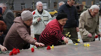 Містяни поклали квіти до меморіалу героїв-десантників Містяни поклали квіти до меморіалу героїв-десантників