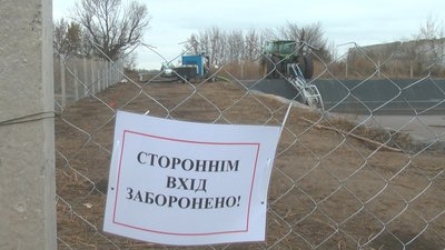 Вхід на територію підприємства, де розташований відстійник, огородили, 3 листопада 2023, Хмельниччина Вхід на територію підприємства, де розташований відстійник, огородили, 3 листопада 2023, Хмельниччина