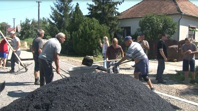 Дороги ремонтують самі і за свої гроші жителі Великої Доброні на Ужгородщині