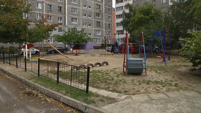 Дитячий майданчик створювали силами ОСББ. Згідно з планом будівництва, його мають знести. Дитячий майданчик створювали силами ОСББ. Згідно з планом будівництва, його мають знести.