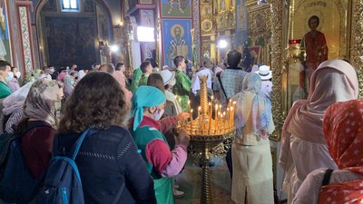 Цілують ікони та порушують дистанцію: у Києві проходять богослужіння на Трійцю Цілують ікони та порушують дистанцію: у Києві проходять богослужіння на Трійцю