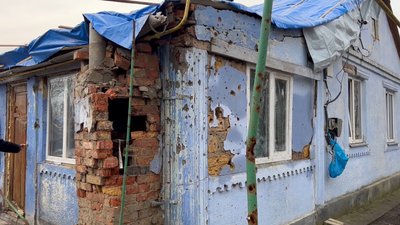Закривають розбиті дахи та вікна. Волонтери на Миколаївщині ремонтують пошкоджені обстрілами будинки Закривають розбиті дахи та вікна. Волонтери на Миколаївщині ремонтують пошкоджені обстрілами будинки