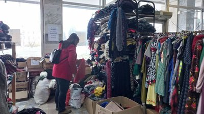 «Люди потребують сезонні речі»: у Полтаві знову працює пункт видачі речей «Тепла кофта» «Люди потребують сезонні речі»: у Полтаві знову працює пункт видачі речей «Тепла кофта»