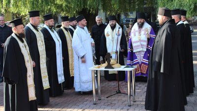 Біля "Ангела Скорботи" молилися за мир в Україні та добробут Хмельницького і хмельничан. Біля "Ангела Скорботи" молилися за мир в Україні та добробут Хмельницького і хмельничан.
