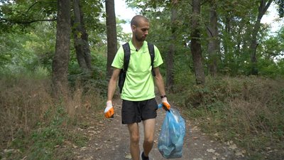 "Це приносить задоволення". Полтавець Дмитро Побоков збирає сміття під час пробіжки
