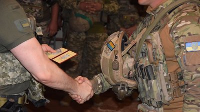 Двом десяткам бійців бригади з Житомирської області вручили нагороди за хоробрість і звитягу