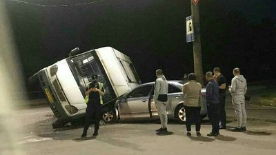 У Сумах сталась аварія з участю маршрутки: троє травмованих У Сумах сталась аварія з участю маршрутки: троє травмованих