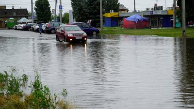 У Харкові патрульні зібрали втрачені у зливу номерні знаки У Харкові патрульні зібрали втрачені у зливу номерні знаки