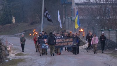 На Черкащині смолоскипною ходою вшанували отамана Холодноярської республіки Василя Чучупаку На Черкащині смолоскипною ходою вшанували отамана Холодноярської республіки Василя Чучупаку
