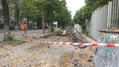 У Дніпрі, на вулиці Вернадського, демонтували покриття пішохідної частини У Дніпрі, на вулиці Вернадського, демонтували покриття пішохідної частини