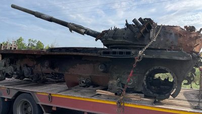Знищену російську техніку з Харківщини відправили на "парад" до Києва Знищену російську техніку з Харківщини відправили на "парад" до Києва