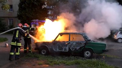 У Львові горіло припарковане авто
