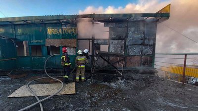 Рятувальники ліквідовують пожежу адмінбудівлі, 28 листопада 2023 року Рятувальники ліквідовують пожежу адмінбудівлі, 28 листопада 2023 року
