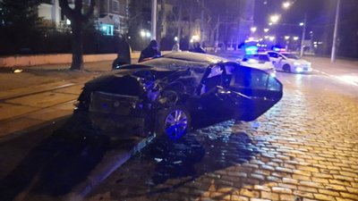 В Одесі автівка влетіла в дерево: троє людей травмувалися В Одесі автівка влетіла в дерево: троє людей травмувалися