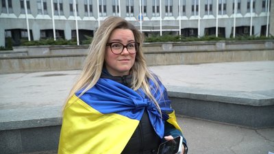 "Гроші на ЗСУ!". У Дніпрі містяни зібрались на акцію під будівлею міськради "Гроші на ЗСУ!". У Дніпрі містяни зібрались на акцію під будівлею міськради