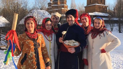 Заміжні жінки також обходили ті родини, де були неодружені парубки і дівчата Заміжні жінки також обходили ті родини, де були неодружені парубки і дівчата