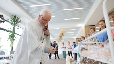 У лікарнях Львова освятили паски для пацієнтів
