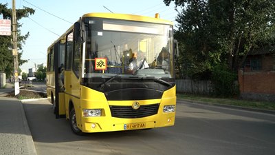 Шкільний автобус, що забирає дітей у Щербанях