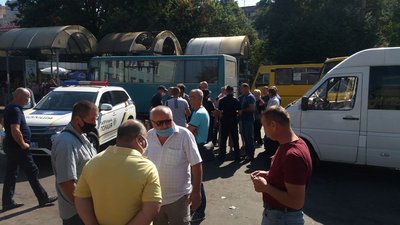 Перевізники Рівненщини їдуть у "червону" карантинну зону. Їх не пускає поліція