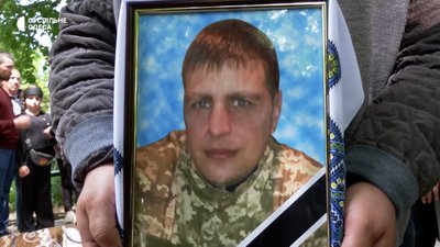 На Одещині простилися з військовим, який загинув на Донбасі На Одещині простилися з військовим, який загинув на Донбасі