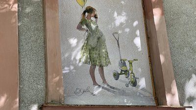 Виставка на вікнах пошкодженого обстрілами РФ Будинку вчителя: у Херсоні з’явилася перша вулична галерея Виставка на вікнах пошкодженого обстрілами РФ Будинку вчителя: у Херсоні з’явилася перша вулична галерея