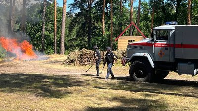 Вчасно виявити та ліквідувати: черкаські лісівники, рятувальники та піротехніки тренувалися гасити лісові пожежі Вчасно виявити та ліквідувати: черкаські лісівники, рятувальники та піротехніки тренувалися гасити лісові пожежі