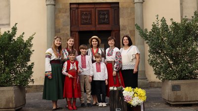 Перед храмом у Флоренції Перед храмом у Флоренції