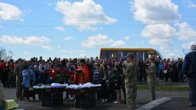 У Петрівській громаді поховали батька з сином, які загинули у бою на Херсонщині У Петрівській громаді поховали батька з сином, які загинули у бою на Херсонщині