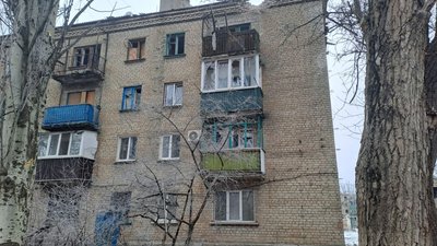 Російські обстріли пошкодили 55 автівок, тваринницький комплекс, дитсадок: наслідки бойових дій Донеччини за добу