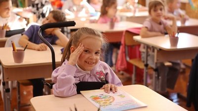 Вікторія Полюга сидить за партою