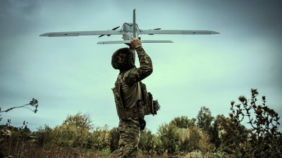 Військовий запускає БпЛА