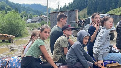 "Місце, де можна забути про війну": як у Карпатах працює "Лісова школа" для дітей-переселеців "Місце, де можна забути про війну": як у Карпатах працює "Лісова школа" для дітей-переселеців
