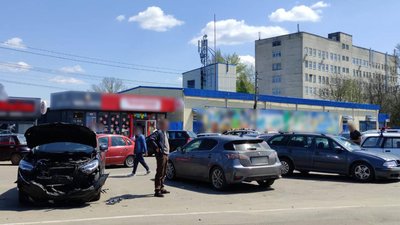 Зупинив стовп: на Черкащині водій вантажівки розбив 15 машин Зупинив стовп: на Черкащині водій вантажівки розбив 15 машин