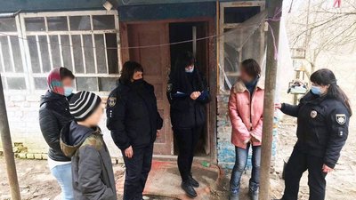 У Срібному п’яна мати з ножем напала на малолітнього сина У Срібному п’яна мати з ножем напала на малолітнього сина