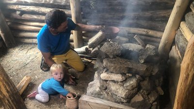 На Львівщині відтворили слов'янську хату X століття. У ній тимчасово живуть люди На Львівщині відтворили слов'янську хату X століття. У ній тимчасово живуть люди