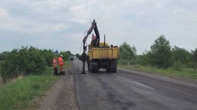 На Волині ліквідовують вибоїні на дорозі регіонального значення