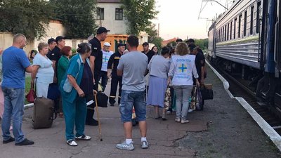 Переселенців з Донеччини зустрічають на пероні в Бердичеві Переселенців з Донеччини зустрічають на пероні в Бердичеві